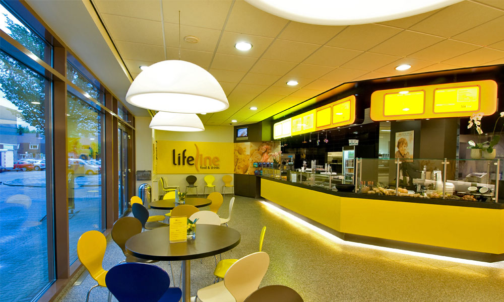 foodshop Lifeline Ridderkerk, lunchgedeelte met zitjes (ontwerp: maryam pans)