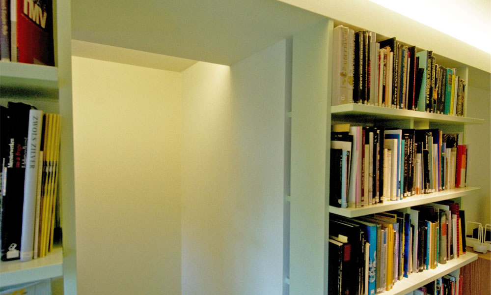boekenkast in atelier (ontwerp: maryam pans)